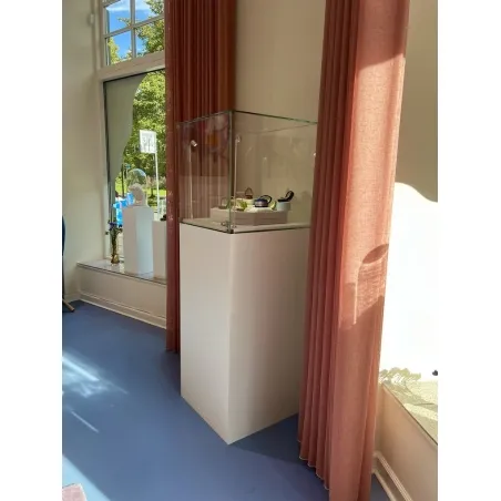Glasmontre med dør